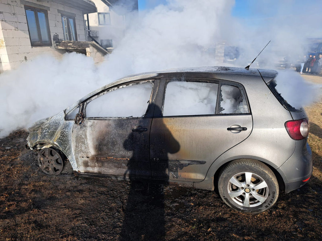 Incendiu la un autoturism în localitatea Cajvana