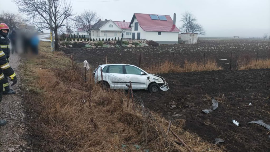 O mașină s-a rasturnat în afara părtii carosabile în localitatea Milișăuți