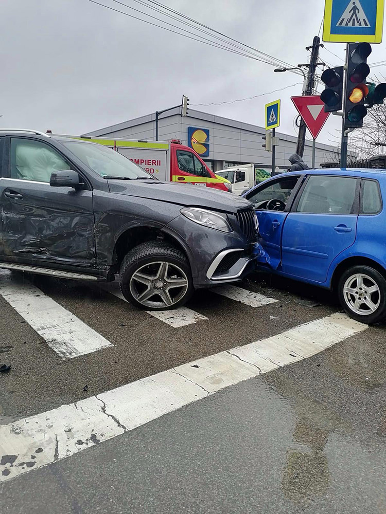 Accident rutier cu trei autoturisme implicate în municipiul Suceava