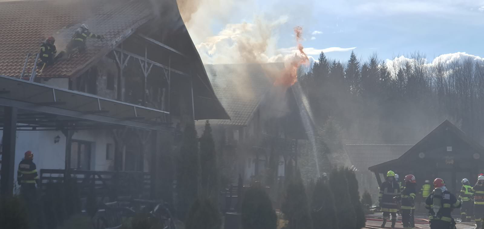 Incendiu la o pensiune turistică din localitatea Mălini