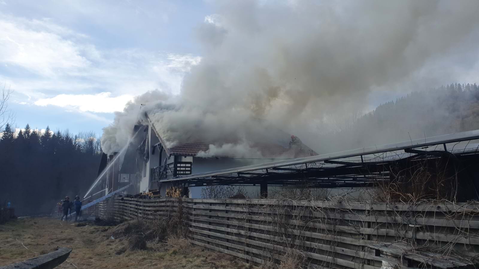 Incendiu la o pensiune turistică din localitatea Mălini