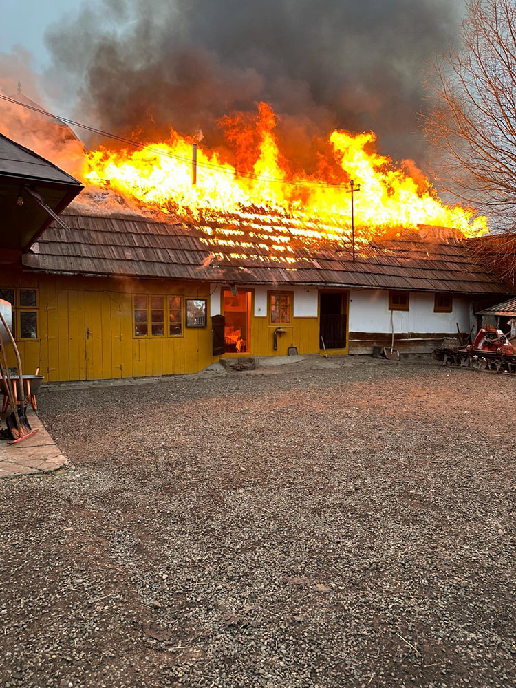 Incendiu la trei case din satul Costișa