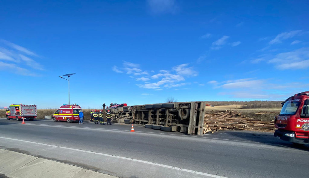 Un autotren încarcat cu lemne s-a răsturnat pe partea carosabilă la ieșirea spre Pătrăuți a rutei ocolitoare a municipiului Suceava