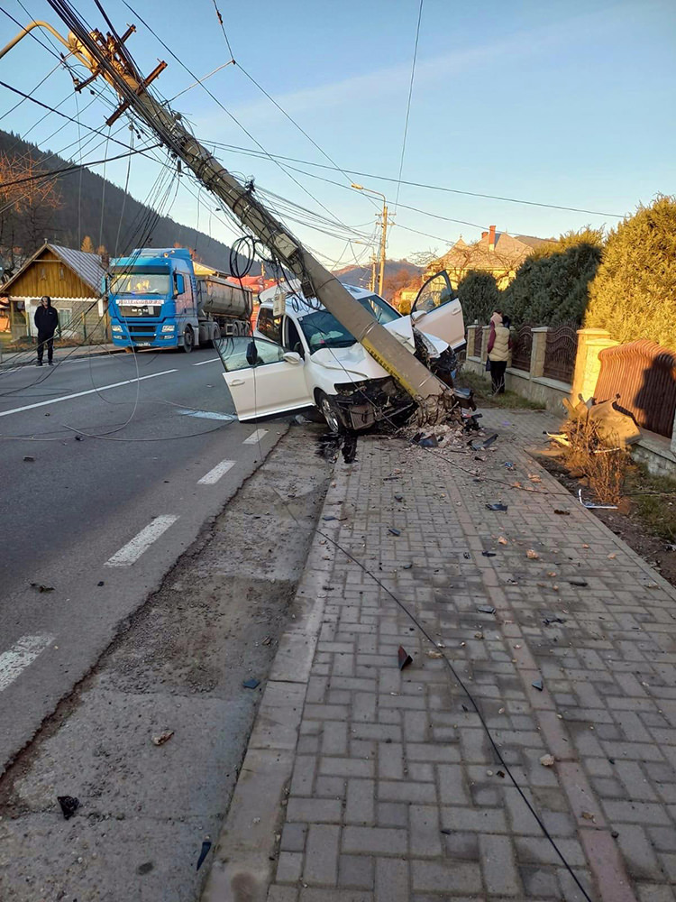 Un autoturism a intrat într-un stâlp în municipiului Câmpulung Moldovenesc