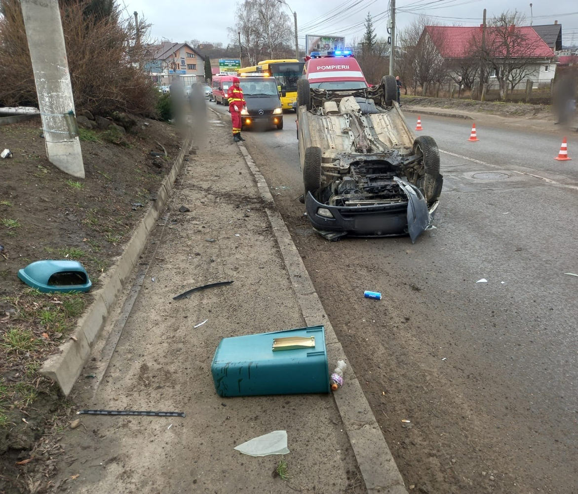 Un autoturism s-a răsturnat pe cupolă la iesirea din municipiul Suceava spre localitatea Șcheia