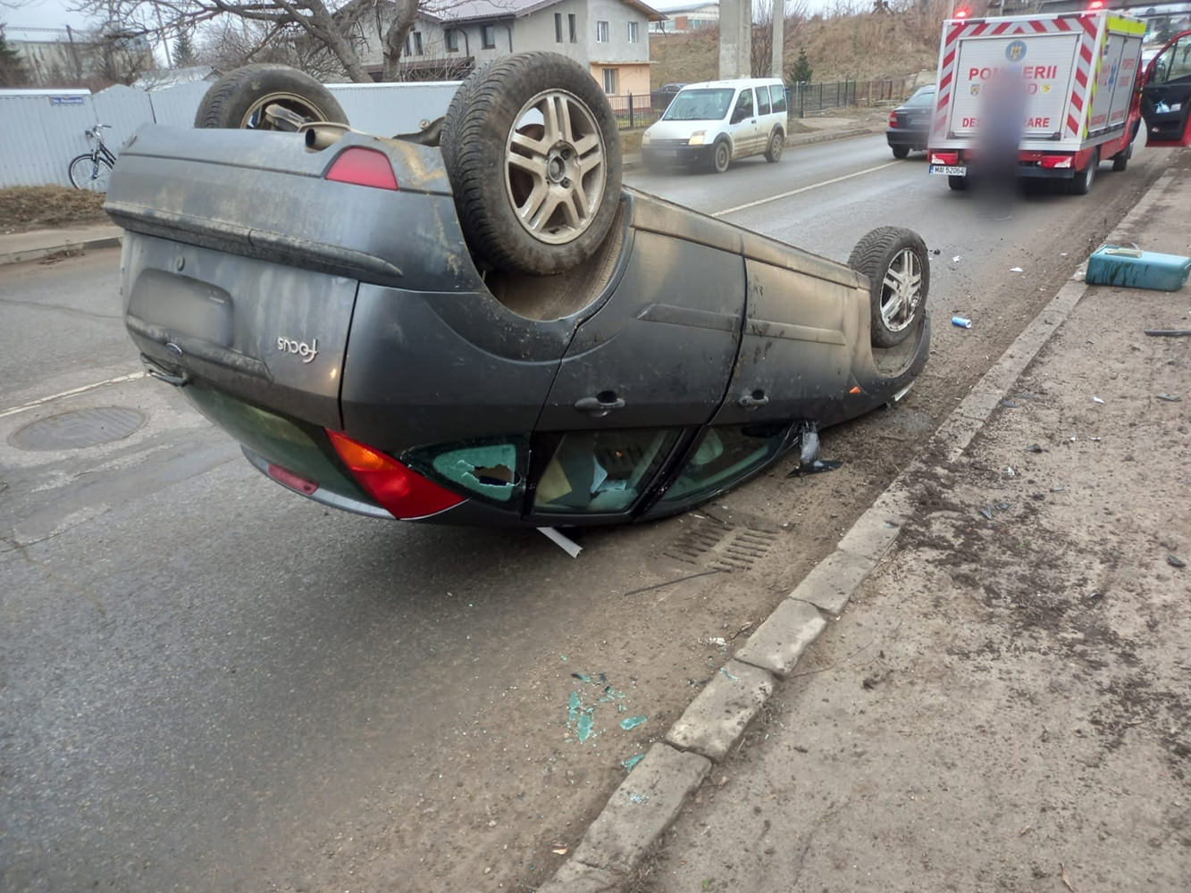 Un autoturism s-a răsturnat pe cupolă la iesirea din municipiul Suceava spre localitatea Șcheia