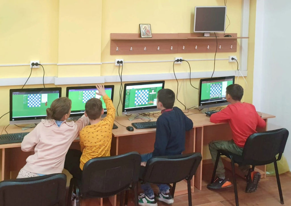 20 de calculatoare vor ajunge la copiii și tinerii din cadrul Serviciului de Asistență Maternală din cadrul DGASPC Suceava