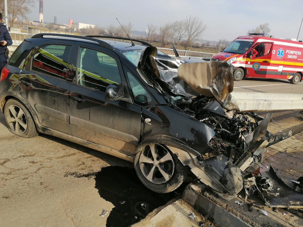 Un autoturism a intrat într-un parapet de pe Podul Unirii din municipiul Suceava