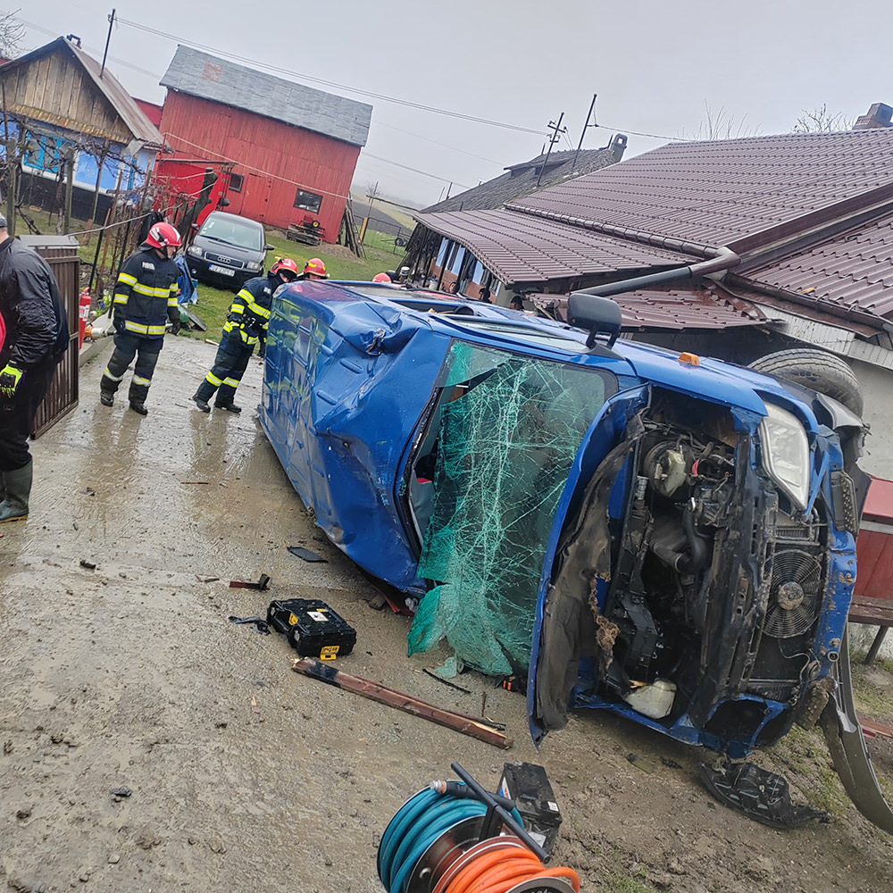 Un autovehicul s-a răsturnat în afara părții carosabile în localitatea Oniceni