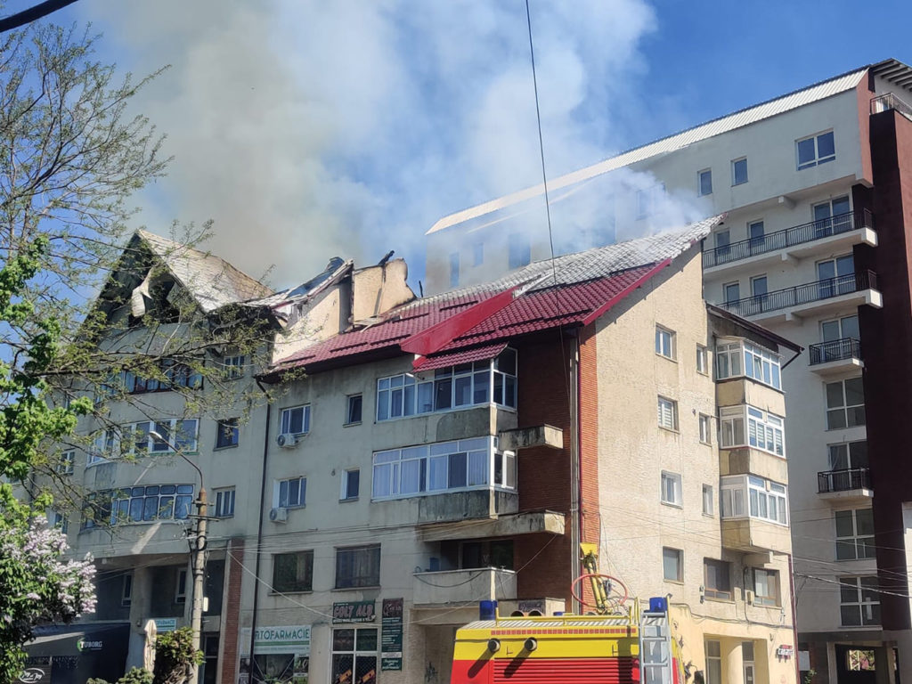 Incendiu la acoperișul unui bloc de locuințe din municipiul Rădăuți