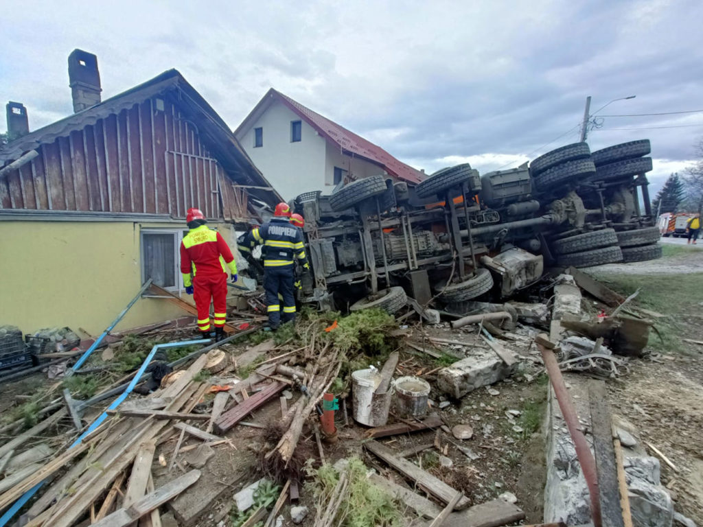 O autobasculantă s-a răsturnat în afara părții carosabile în localitatea Drăgușeni