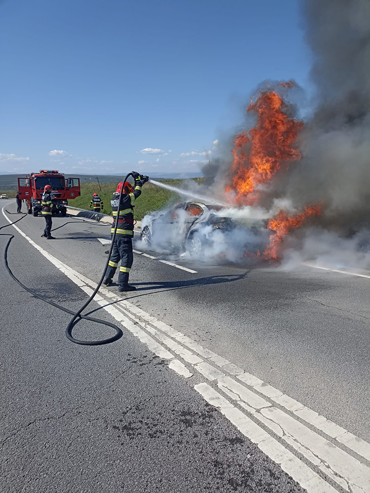 Un autoturism a luat foc pe ruta ocolitoare a municipiului Suceava