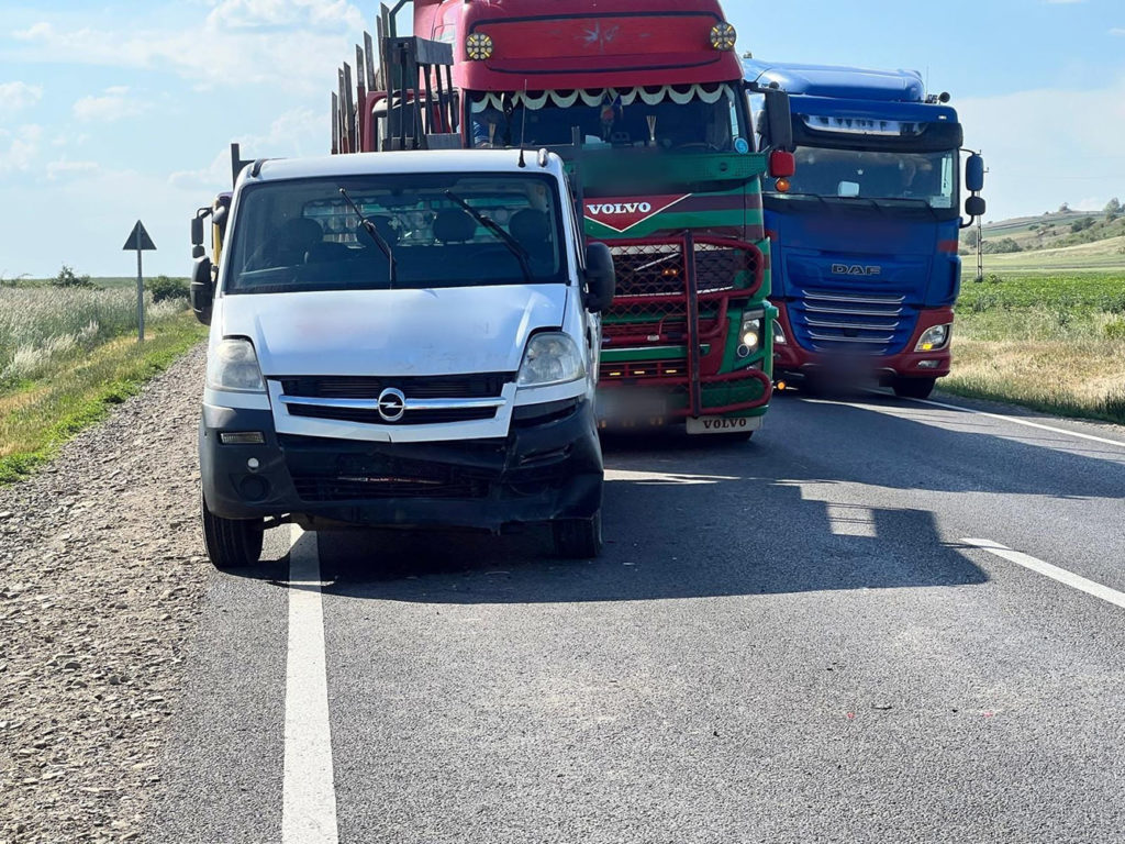 Accident rutier cu cinci autovehicule implicate în localitatea Pătrăuți