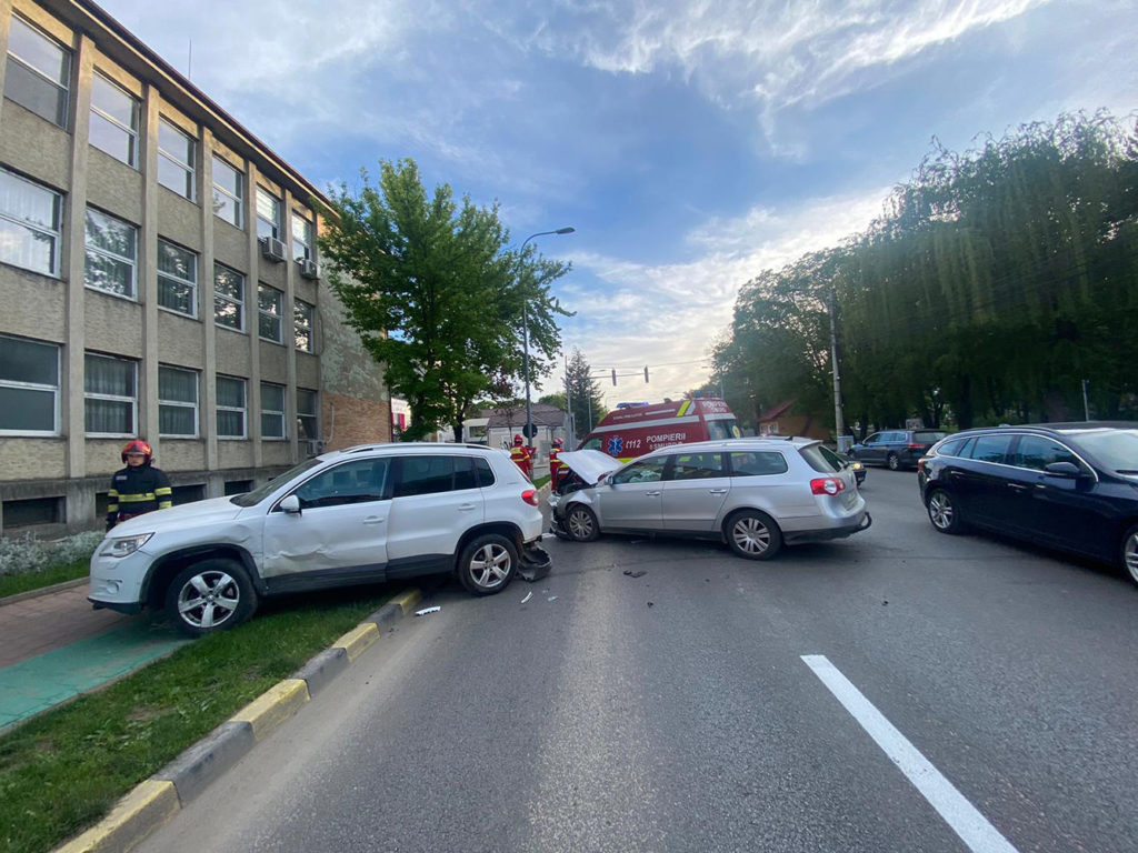 Accident rutier cu două autoturisme implicate în municipiul Suceava