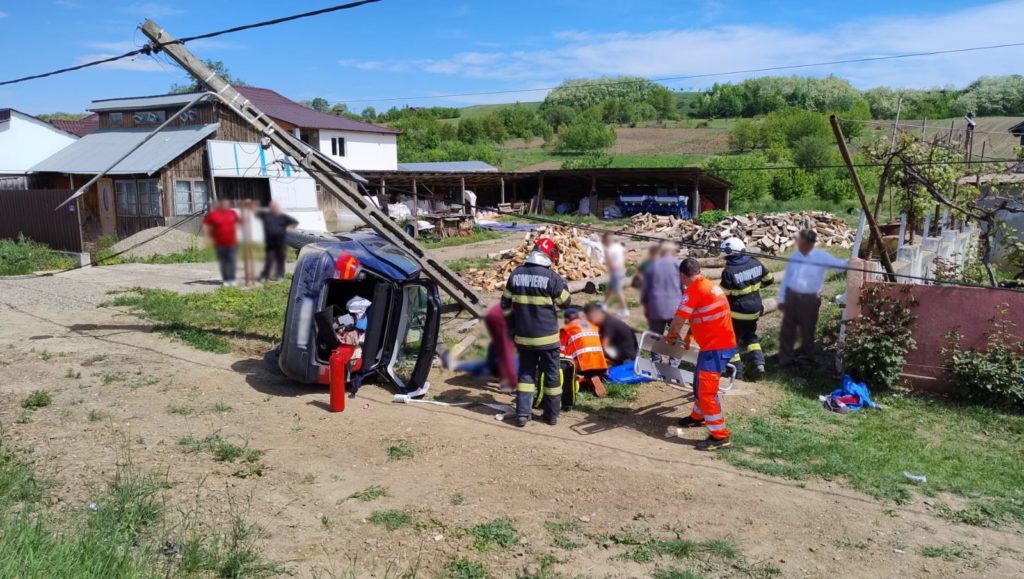 Accident rutier cu un autoturism răsturnat în afara părții carosabile în localitatea Roșiori