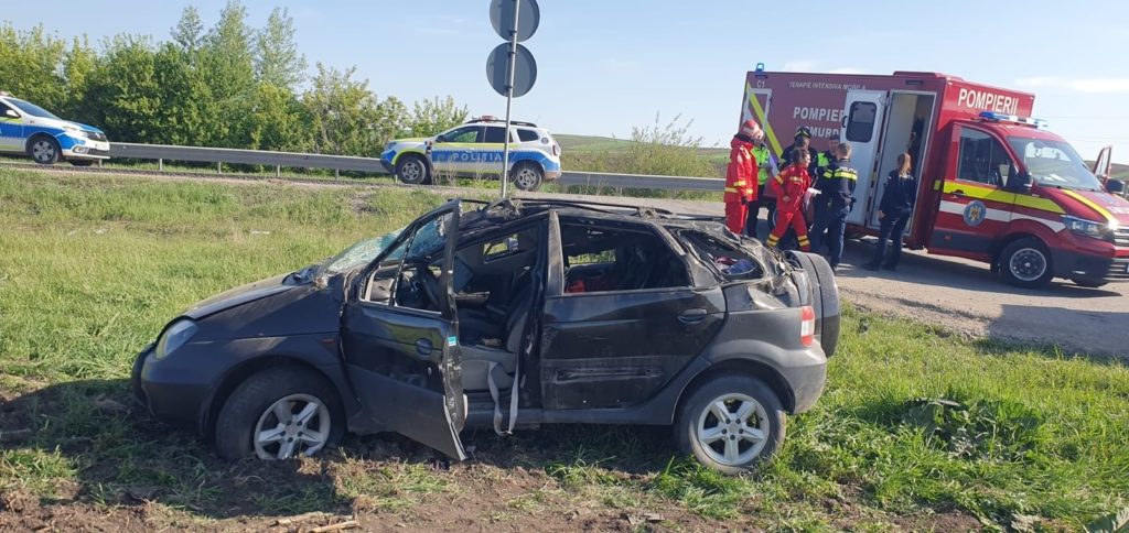 Accident rutier în localitatea Stroiești cu un autoturism răsturnat în afara părții carosabile