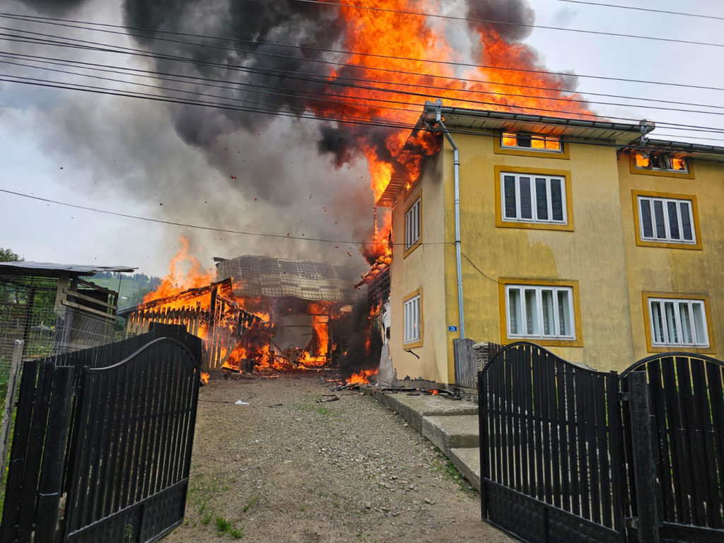 Incendiu în localitatea Stulpicani