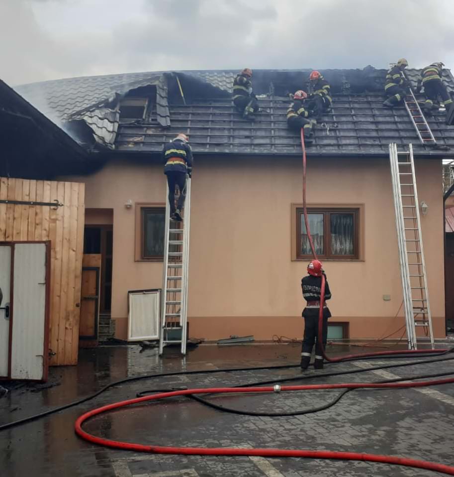 Incendiu la două gospodării din localitatea Volovăț