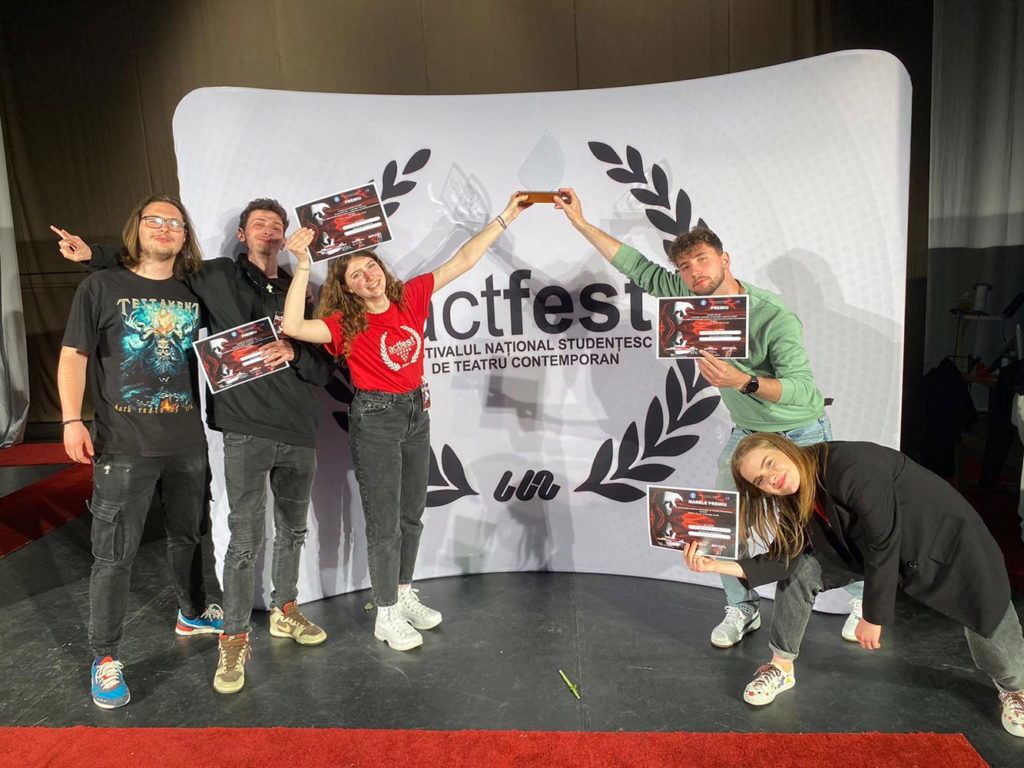 Teatrul Studențesc Fabulinus din Suceava a câștigat Marele Premiu al Festivalului ActFest