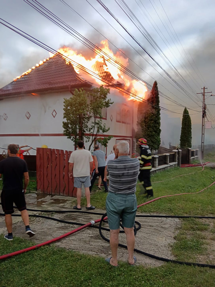 Incendiu la două gospodării din comuna Sucevița
