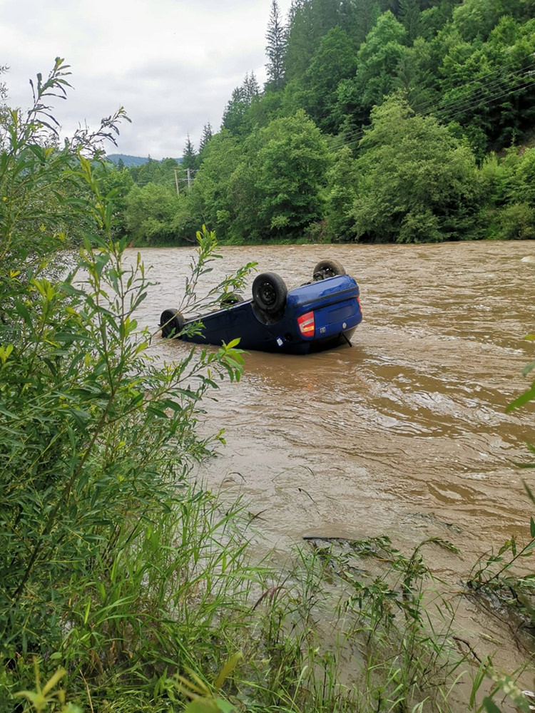 Un autoturism s-a răsturnat în albia Râului Bistrița