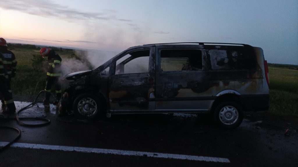 Un microbuz a luat foc între localitățile Horodnic de Jos și Gălănești