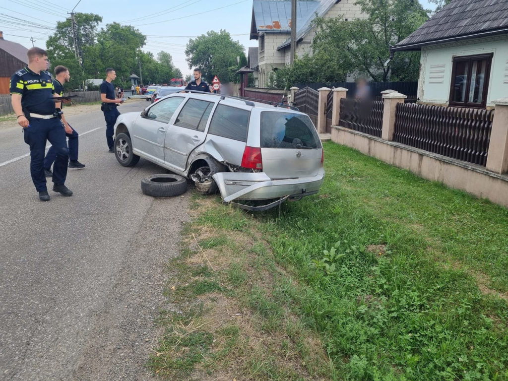 Accident rutier cu trei autoturisme implicate în orașul Vicovu de Sus