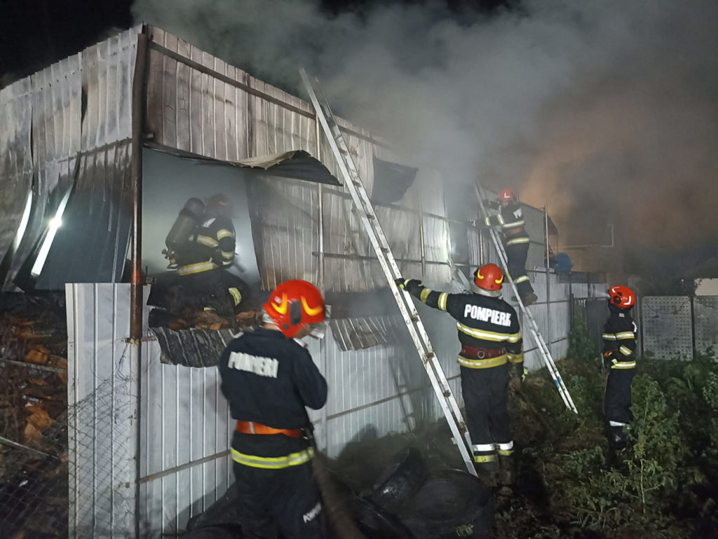 Incendiu în localitatea Dumbrăveni