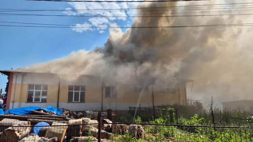Incendiu la acoperișul școlii gimnaziale din satul Herla