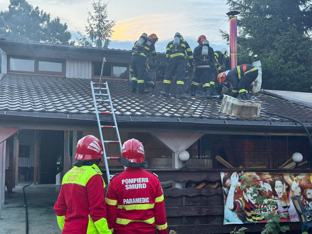 Incendiu la acoperișul unui restaurant din zona Cetății de Scaun a Sucevei din municipiul Suceava