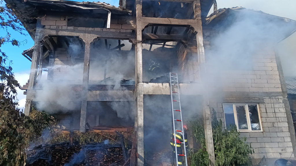 Incendiu la o casă din localitatea Dumbrăveni