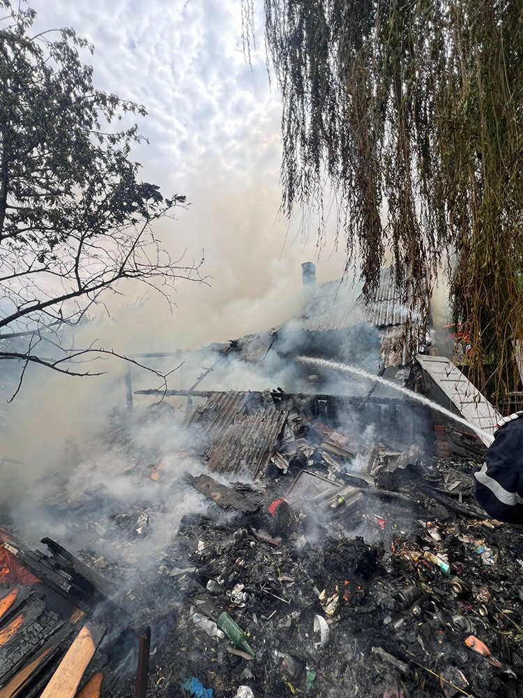Incendiu la o casă și la o anexă gospodărească din localitatea Ipotești