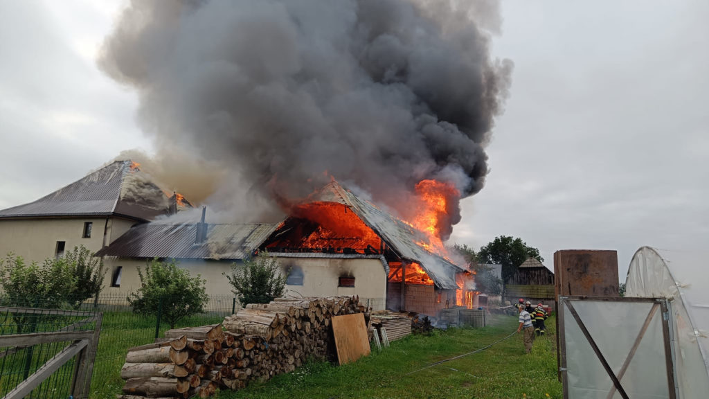 Incendiu la o gospodărie din localitatea Bilca