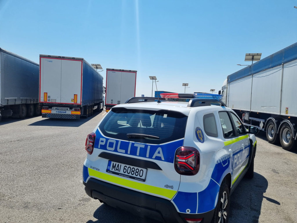 Polițiștii suceveni au oferit apă șoferilor de vehicule de mare tonaj opriți pe perioada restricțiilor de circulație