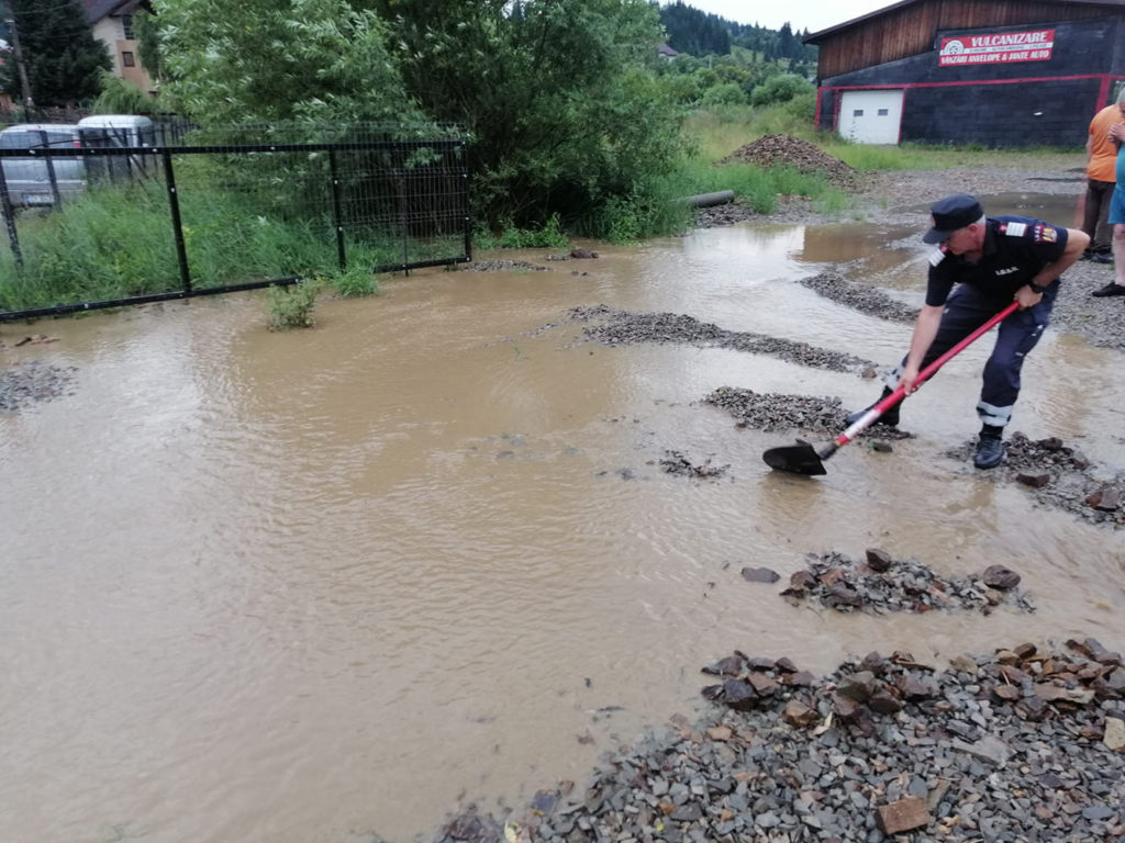 Pompierii militari acționează cu mijloace de primă intervenție pe raza municipiului Vatra Dornei, în urma ploilor torențiale care au inundat curți, grădini și căi de acces