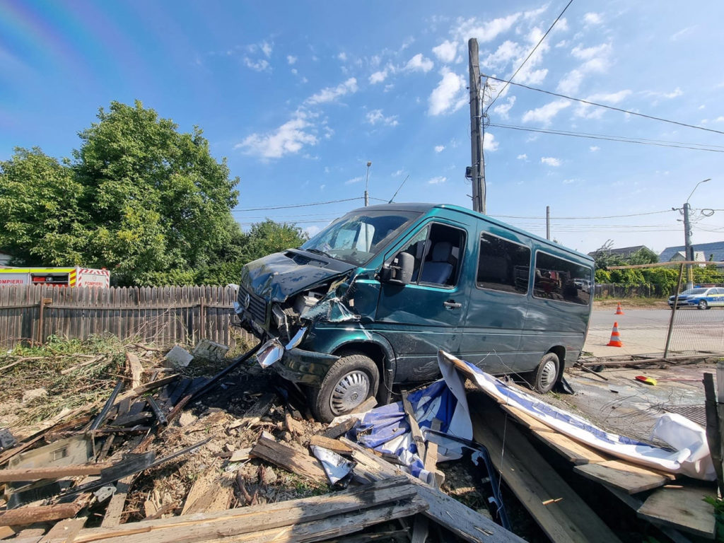 Coliziune între un autoturism și o autoutilitară în localitatea Șcheia