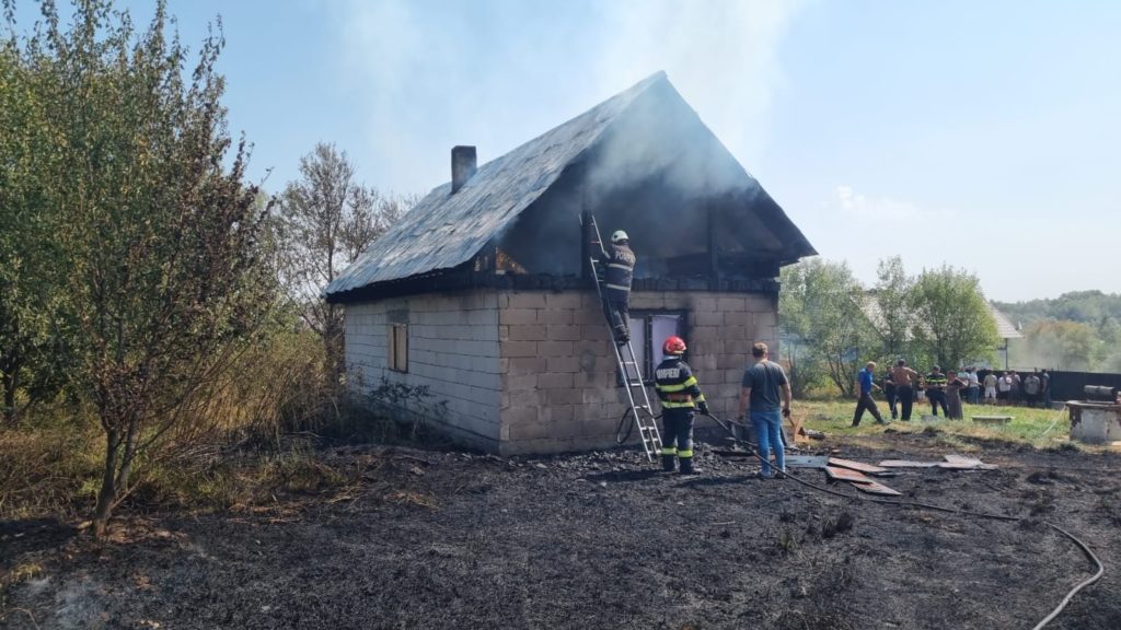 Incendiu la o casă din localitatea Voitinel