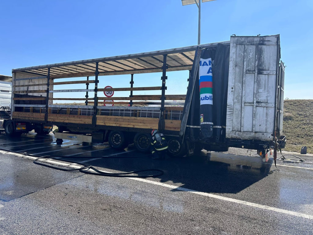 Un autotren a luat foc în localitatea Sfântu Ilie