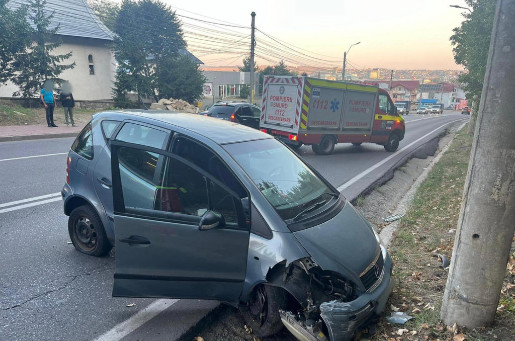 Un autoturism a ieșit în afara părții carosabile în municipiul Suceava