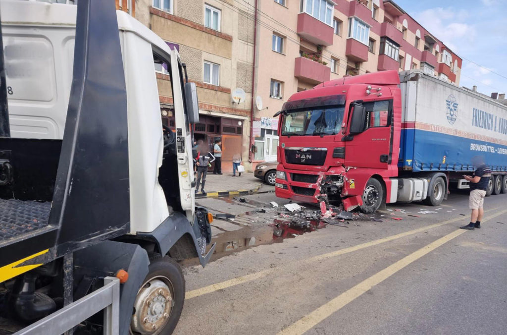 Accident rutier între o autoplatformă și un autotren în orașul Gura Humorului