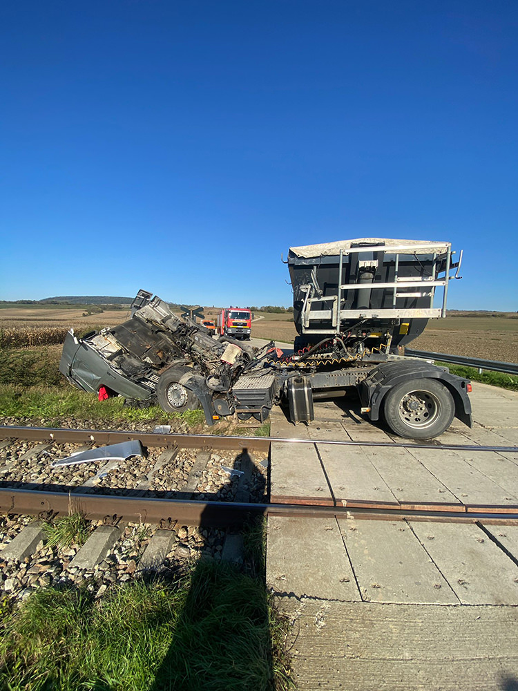 Coliziune între o locomotivă și un autotren la o trecere la nivel cu calea ferată din localitatea Dărmănești