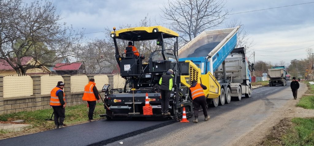 Au început lucrările de asfaltare pe DJ 208D, pe raza comunei Hănțești