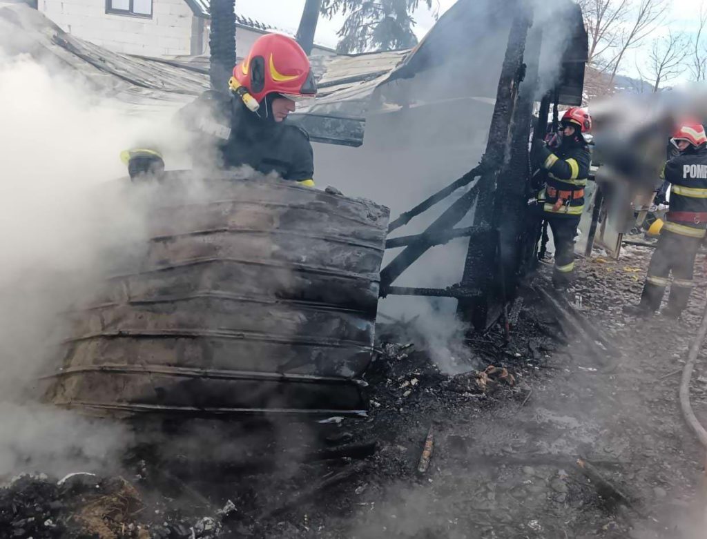 Incendiu la o casă de locuit din localitatea Voitinel