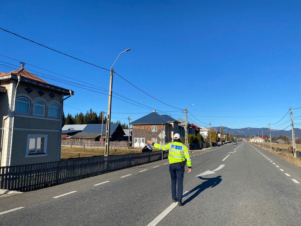 Peste trei sute de persoane legitimate în cadrul unei acțiuni cu efective sporite în municipiul Vatra Dornei