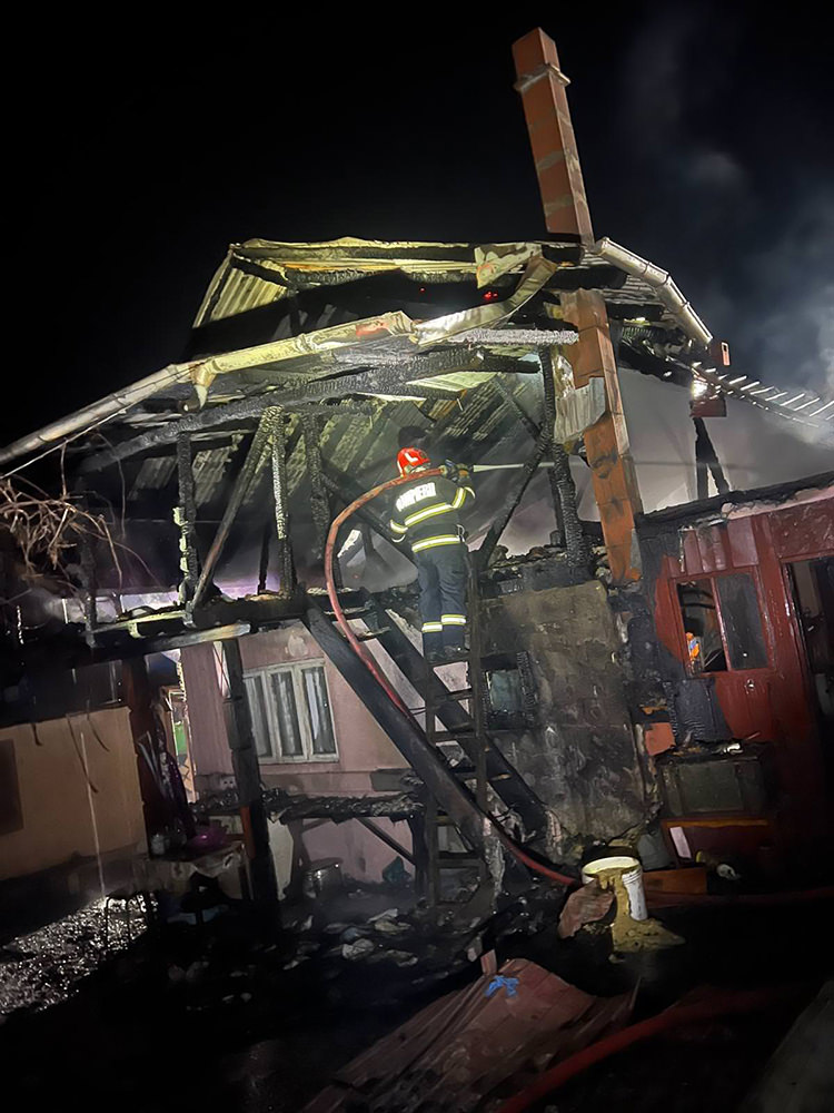 Incendiu în localitatea Dolheștii Mici