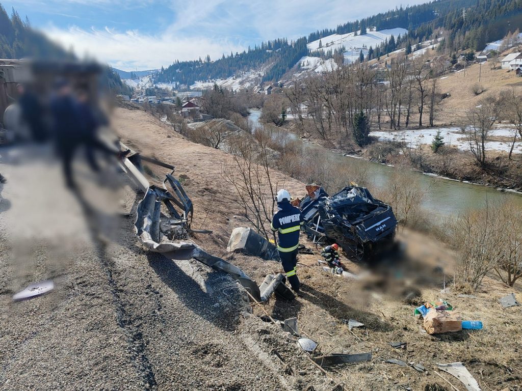 Un autotren s-a răsturnat în afara părții carosabile în localitatea Iacobeni