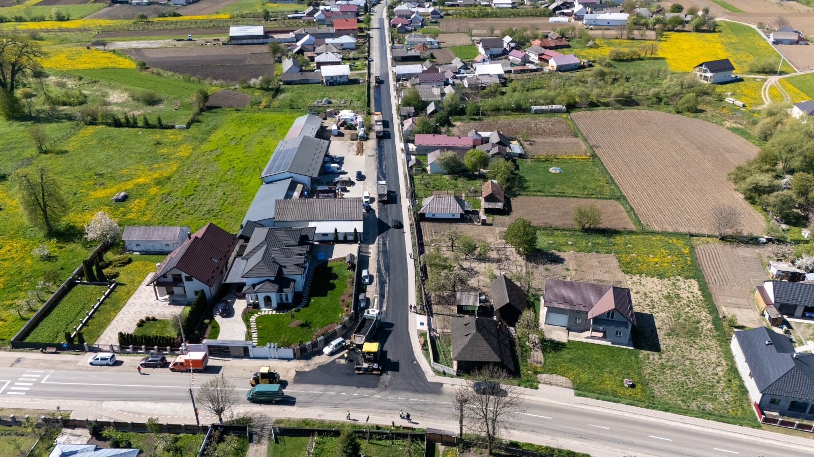 Au început lucrările de asfaltare pe DJ 155P, Baia - Bogata