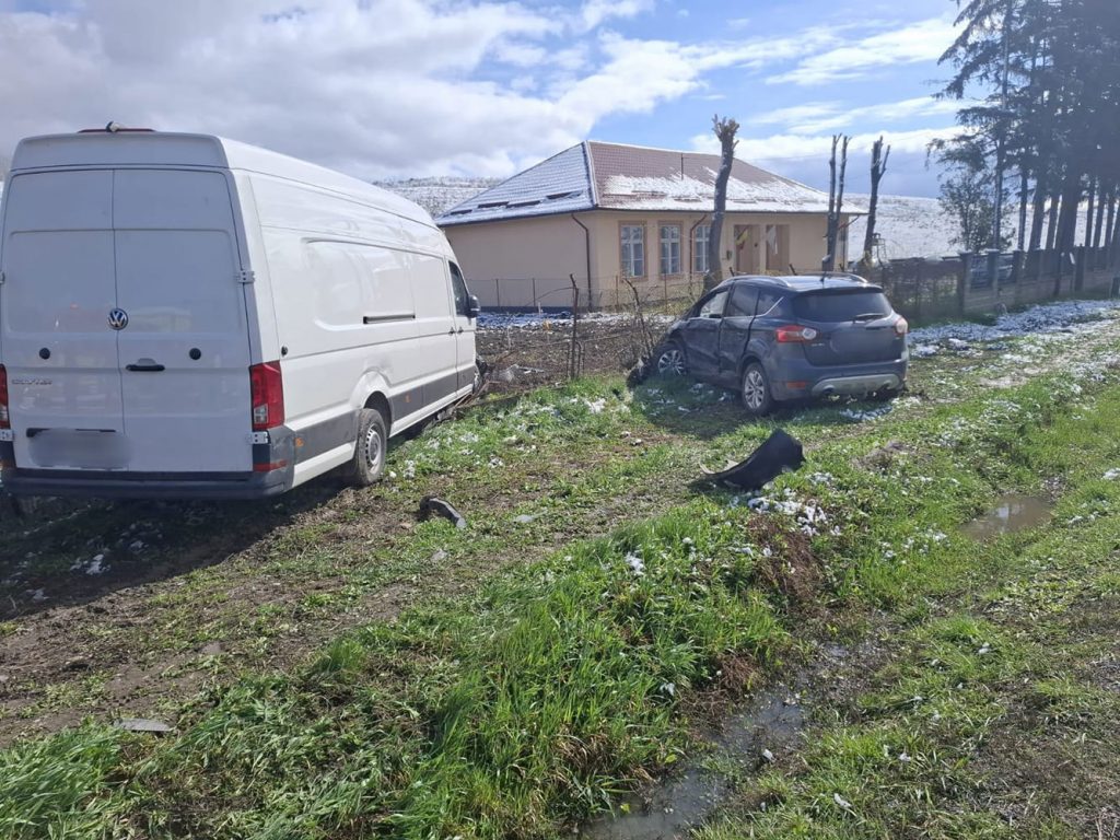Eveniment rutier cu trei autoturisme și o autoutilitară în localitatea Roșiori