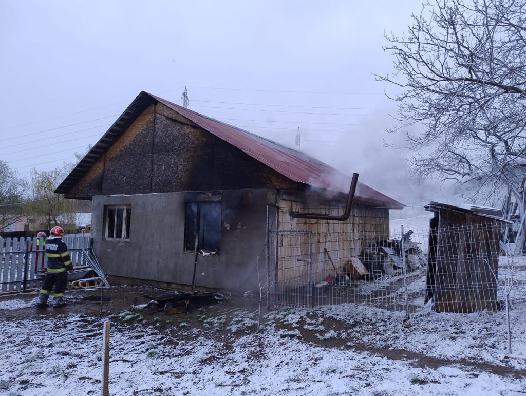 Incendiu la o casă de locuit din localitatea Rădășeni