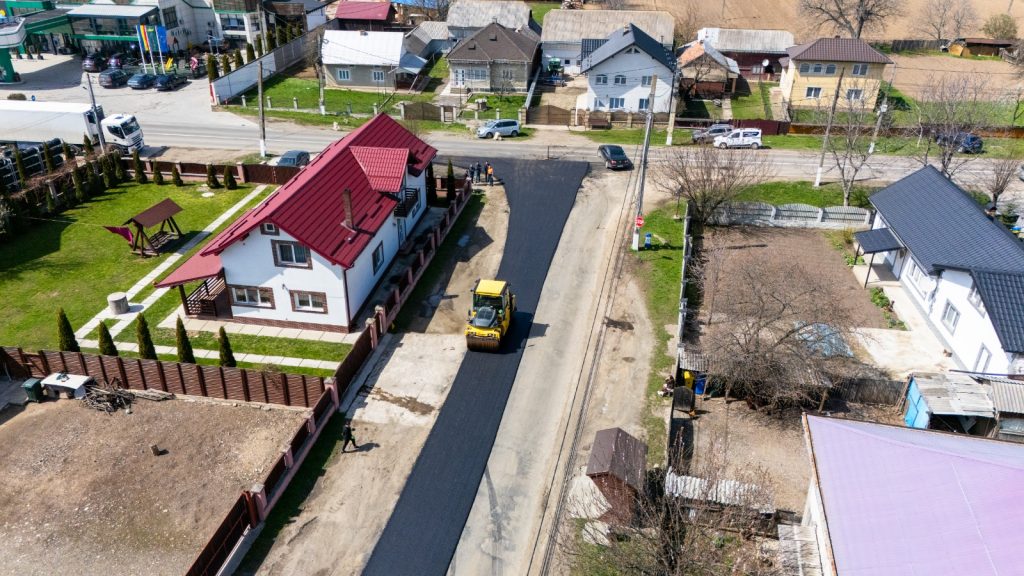 Încep lucrările de asfaltare pe drumurile județene